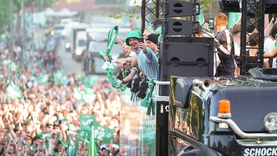 Bremens Spieler lassen sich für den Aufstieg in die Bundesliga auf einem Truck von den Fans feiern. © IMAGO / Nordphoto 