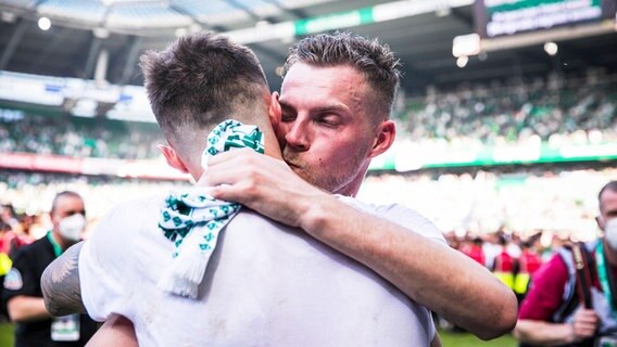 Bremens Niclas Füllkrug (vorne) und Marvin Ducksch feiern den Aufstieg in die Bundesliga. © IMAGO / Nordphoto 