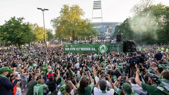 Bremens Spieler lassen sich für den Aufstieg in die Bundesliga auf einem Truck von den Fans feiern. © IMAGO / Nordphoto 