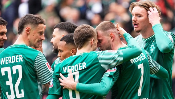 Bremens Spieler bejubeln einen Treffer. © Witters/FrankPeters 
