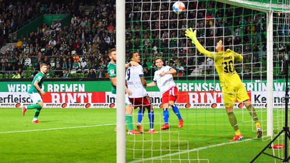 Hamburgs Moritz Heyer (2.v.r.) trifft per Kopf gegen Bremen. © IMAGO / Team 2 