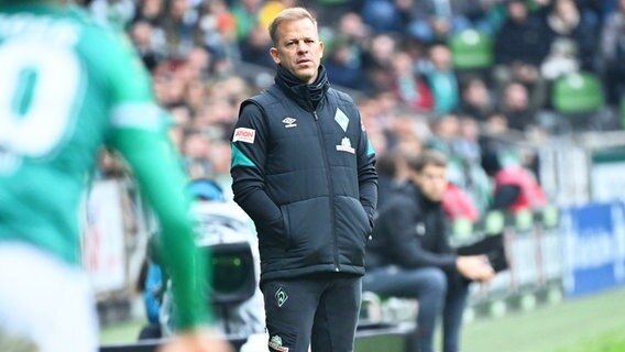 Bremens Trainer Markus Anfang steht an der Seitenlinie. © IMAGO / Nordphoto 