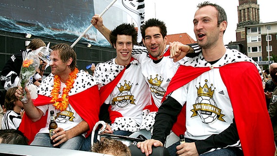 Handball-Meister THW Kiel mit Meisterschale © dpa/picture alliance 