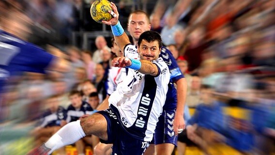 Der Flensburger Rückraumspieler Ljubomir Vranjes beim Wurf © living-sports 