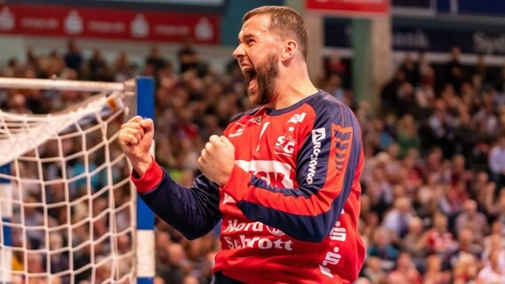 Jubel bei Benjamin Buric (SG Flensburg-Handewitt 1) SG Flensburg-Handewitt vs. Frisch Auf Goeppingen, Handball, Bundesliga, Spieltag 8, Saison 2022/2023. © IMAGO/Eibner 