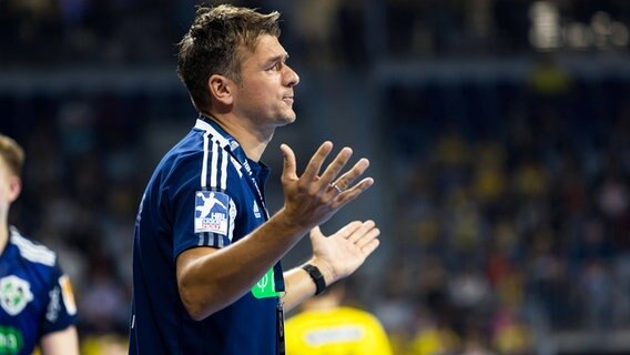 Hannover-Burgdorfs Trainer Christian Prokop gestikuliert am Spielfeldrand. © IMAGO / Eibner 
