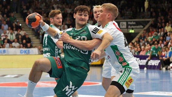 Hannovers Martin Hanne (l.) im Zweikampf mit Göppingens Ludvig Hallbäck © picture alliance Foto: Pressefoto Baumann | Alexander Keppler