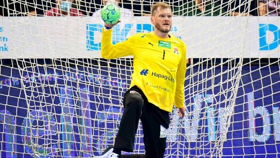 Hamburgs Torwart Johannes Bitter fischt einen Ball aus dem Netz. © IMAGO / Oliver Ruhnke 