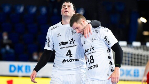 Kiels Domagoj Duvnjak (l.) und Niclas Ekberg © IMAGO / Holsteinoffice 