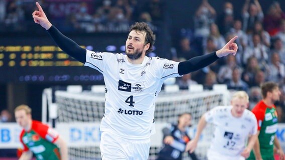 Kiels Domagoj Duvnjak bejubelt einen Treffer gegen Magdeburg. © IMAGO / Jan Huebner 