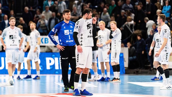 Kiels Keeper Domagoj Duvnjak (vorne) und seine Mitspieler sind enttäuscht. © IMAGO / Eibner 