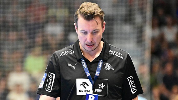 Kiel-Trainer Filip Jicha ist enttäuscht. © IMAGO / Eibner 