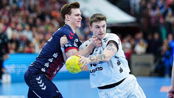 Lukas Joergensen (SG Flensburg-Handewitt, l.), Emil Wernsdorf Madsen (THW Kiel) © picture alliance / dpa Foto: Marcel von Fehrn