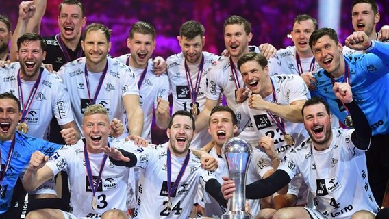 Jubel bei den Handballern des THW über den Pokalsieg. © WITTERS Foto: LeonieHorky