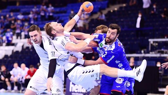 Hendrik Pekeler und Steffen Weinhold (v.l.) vom THW Kiel im Halbfinale des Final Fours in Hamburg gegen den TBV Lemgo Lippe um Gedeon Guardiola (r.) in Aktion © Witters Foto: Leonie Horky