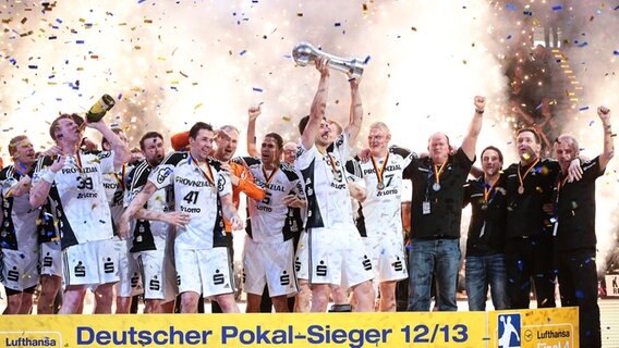 Kiels Spieler jubeln mit dem DHB-Pokal. © fishing4 