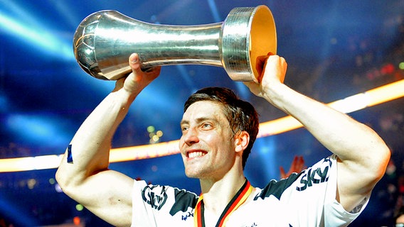 Marcus Ahlm mit dem DHB-Pokal © NDR Foto: Jan Kirschner
