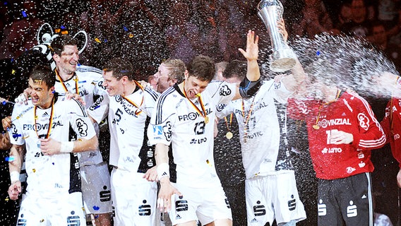 Die Spieler des THW Kiel feiern den Sieg im DHB-Pokal 2011. © dpa 