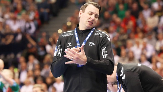 Kiels Trainer Filip Jicha ist enttäuscht. © IMAGO / Dreisicht 