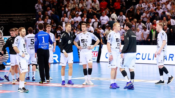 Kiels Spieler sind nach dem Ausscheiden aus dem DHB-Pokal enttäuscht. © IMAGO / Dreisicht 