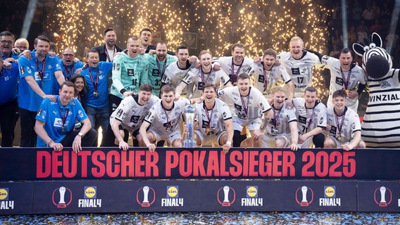 Kiels Spieler präsentieren den zuvor gewonnenen DHB-Pokal. © IMAGO / Beautiful Sports 