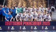 Kiels Spieler präsentieren den zuvor gewonnenen DHB-Pokal. © IMAGO / Beautiful Sports 