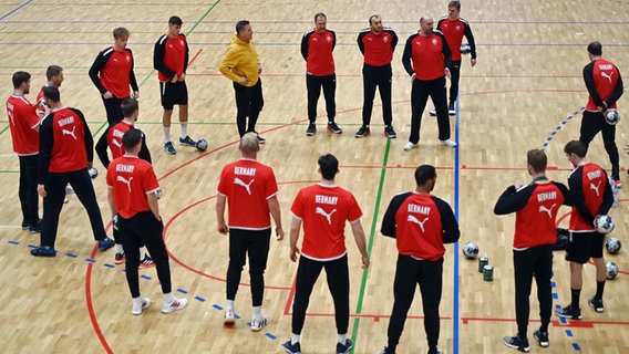 Die deutsche Handball-Nationalmannschaft steht zu Beginn eines Trainings zusammen. © picture alliance/dpa Foto: Marijan Murat