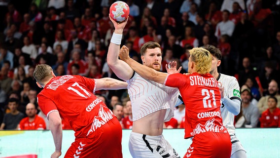 DHB-Kapitän Johannes Golla (Mitte mit Ball) im Spiel gegen die Schweiz © picture alliance/dpa 