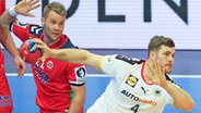 Der deutsche Handball-Nationalspieler Johannes Golla (r.) im WM-Spiel gegen Norwegen beim Wurf © picture alliance/dpa Foto: Jan Woitas