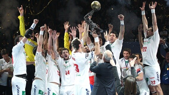 Die Spieler des HSV jubeln mit dem Pokal. © fishing4 