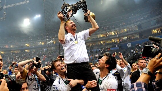 HSV-Coach Martin Schwalb jubelt mit dem Champions-League-Pokal. © dpa-bildfunk Foto: Marius Becker