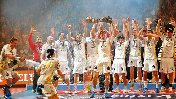 Kiel jubelt mit dem Champions League-Pokal. © dpa-bildfunk Foto: Jonas Güttler