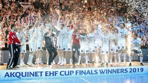 Der THW Kiel feiert den EHF-Cup-Sieg 2019 © imago images / PanoramiC 