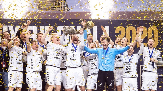 Kiels Spieler bejubeln den Gewinn der Champions League. © dpa-Bildfunk Foto: Marius Becker/dpa