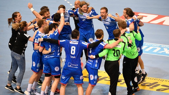 Die Spieler des TBV Lemgo Lippe feiern ihren Gewinn des DHB-Pokals. © imago/holsteinoffice 
