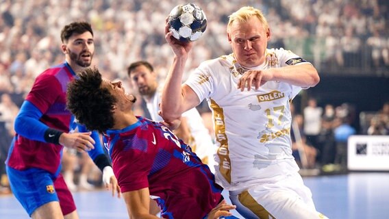 Patrick Wiencek (r.) vom THW Kiel im Champions-League-Halbfinale gegen den FC Barcelona beim Abschluss © picture alliance/dpa | Marius Becker Foto: Marius Becker