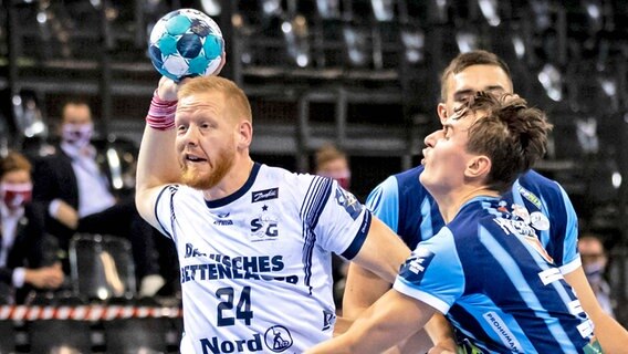 Jim Gottfridsson (l.) von der SG Flensburg-Handewitt im Duell mit Stanislav Kasparek von Pick Szeged © IMAGO / Beautiful Sports 