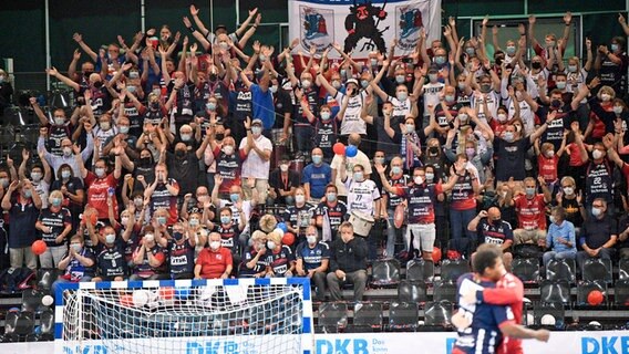 Jubel bei den Handball-Fans der SG Flensburg-Handewitt © IMAGO / Holsteinoffice 