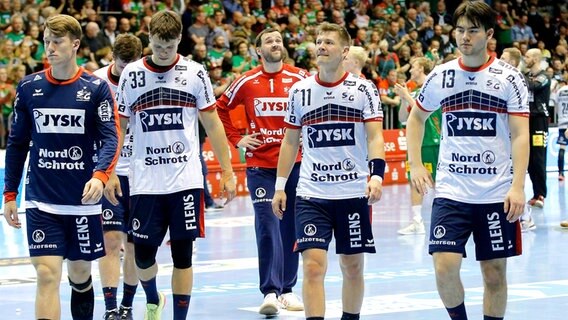Die enttäuschten Spieler der SG Flensburg-Handewitt verlassen die Halle. © imago images/Jan Huebner 