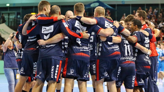 Die Handballer der SG Flensburg-Handewitt jubeln. © IMAGO / Beautiful Sports 