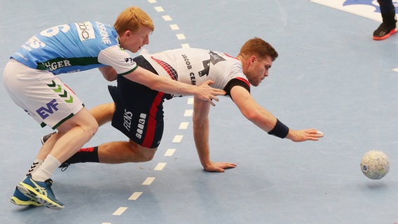 Johannes Golla von der SG Flensburg-Handewitt (r.) im Kampf um den Ball mit dem Göppinger Jon Lindencrone. © imago/Pressefoto Baumann Foto: Pressefoto Baumann