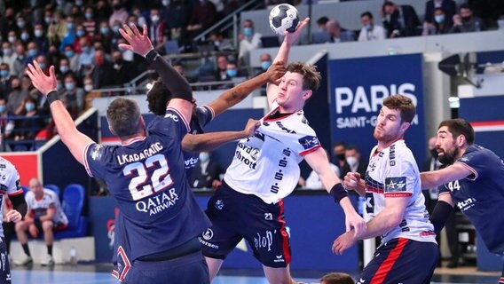 Goran Sogard Johannessen von der SG Flensburg-Handewitt im Spiel gegen Paris © IMAGO / PanoramiC 
