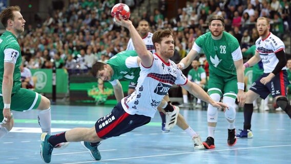 Flensburgs Johannes Golla wirft auf das Tor. © IMAGO / Beautiful Sports 