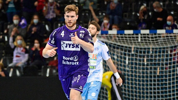 Flensburgs Handballer Johannes Golla freut sich über ein Tor gegen Szeged. © IMAGO / Holsteinoffice 