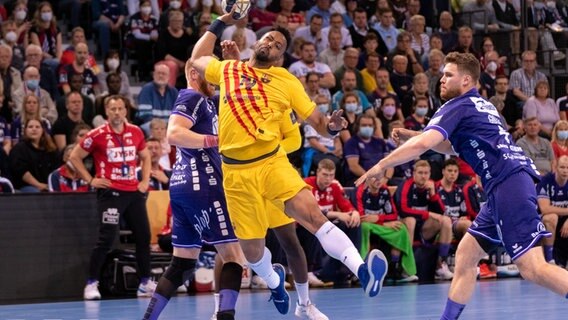 Timothey N Guessan trifft für den FC Barcelona, Johannes Golla von der SG Flensburg-Handewitt hat das Nachsehen. © picture alliance Foto: Marcel von Fehrn