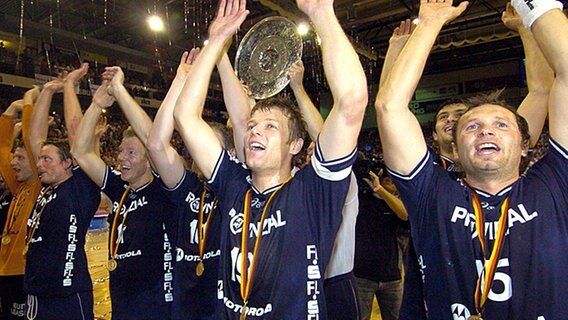 Flensburg-Handewitts Spieler bejubeln den Gewinn der Meisterschaft 2004. © dpa 