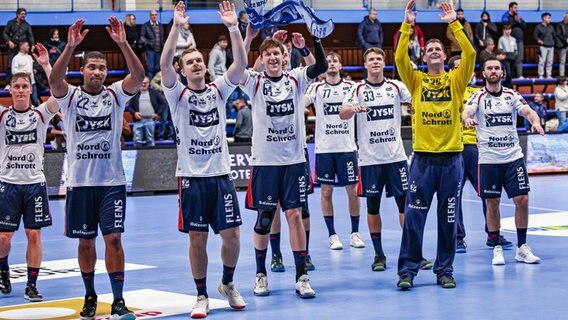 Flensburgs Handballer lassen sich für den Sieg in Benidorm feiern. © IMAGO / Lobeca 