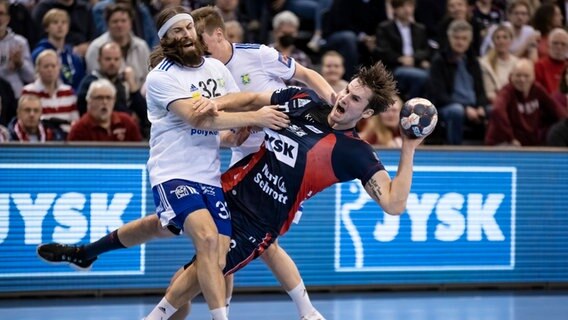 Magnus Roed (SG Flensburg-Handewitt, r.) gegen Julius Lindskog Andersson (Ystad). © Imago images Foto: M. Koberg