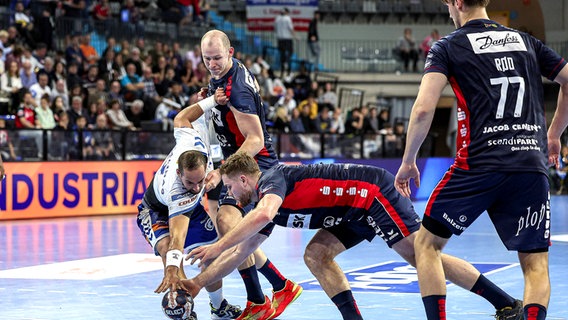 Johannes Gola (SG Flensburg-Handewitt) e Joaquin Esteban Salinas (BM Granollers) lottano per la palla.  © IMAGO / Lobeca 