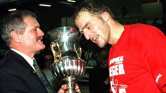 Jan Fegter (r.), Spieler bei der SG Flensburg-Handewitt, nimmt am 28.04.2001 im spanischen Leon für sein Team den Europapokal der Pokalsieger entgegen. © dpa 